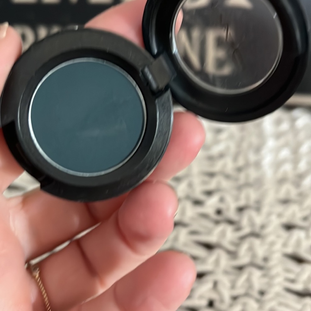 Mac eye shadow bundle. - Picture 2 of 7
